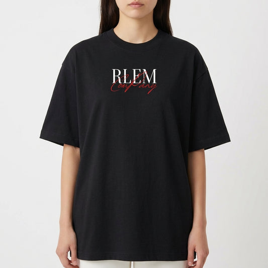 Camiseta com estampa frontal de letras estilizadas "RLEM" em branco, sobrepostas a uma assinatura cursiva na cor vermelha, criando um contraste marcante.