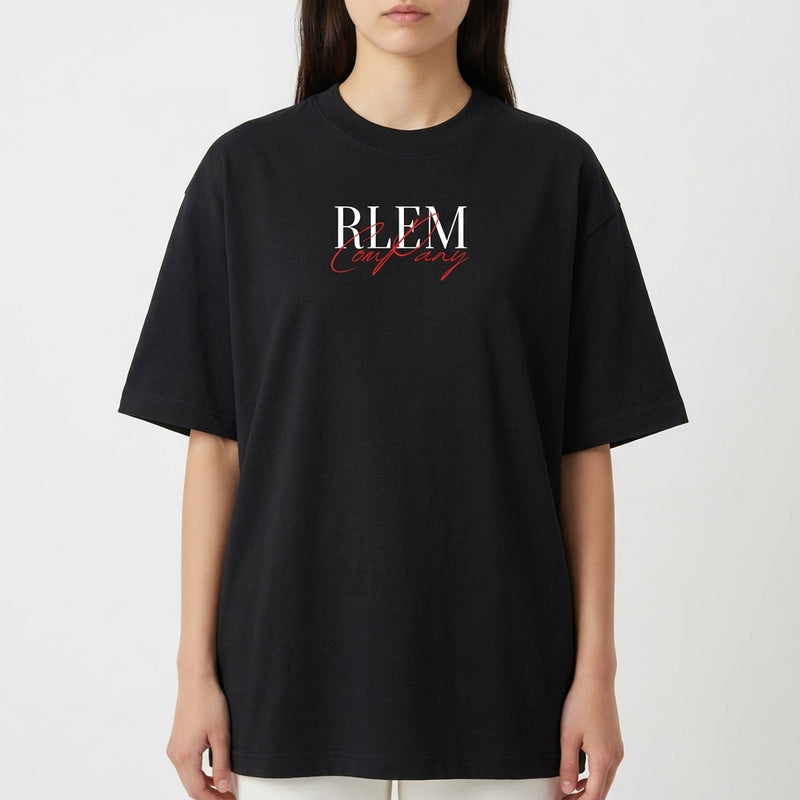 Camiseta com estampa frontal de letras estilizadas "RLEM" em branco, sobrepostas a uma assinatura cursiva na cor vermelha, criando um contraste marcante.