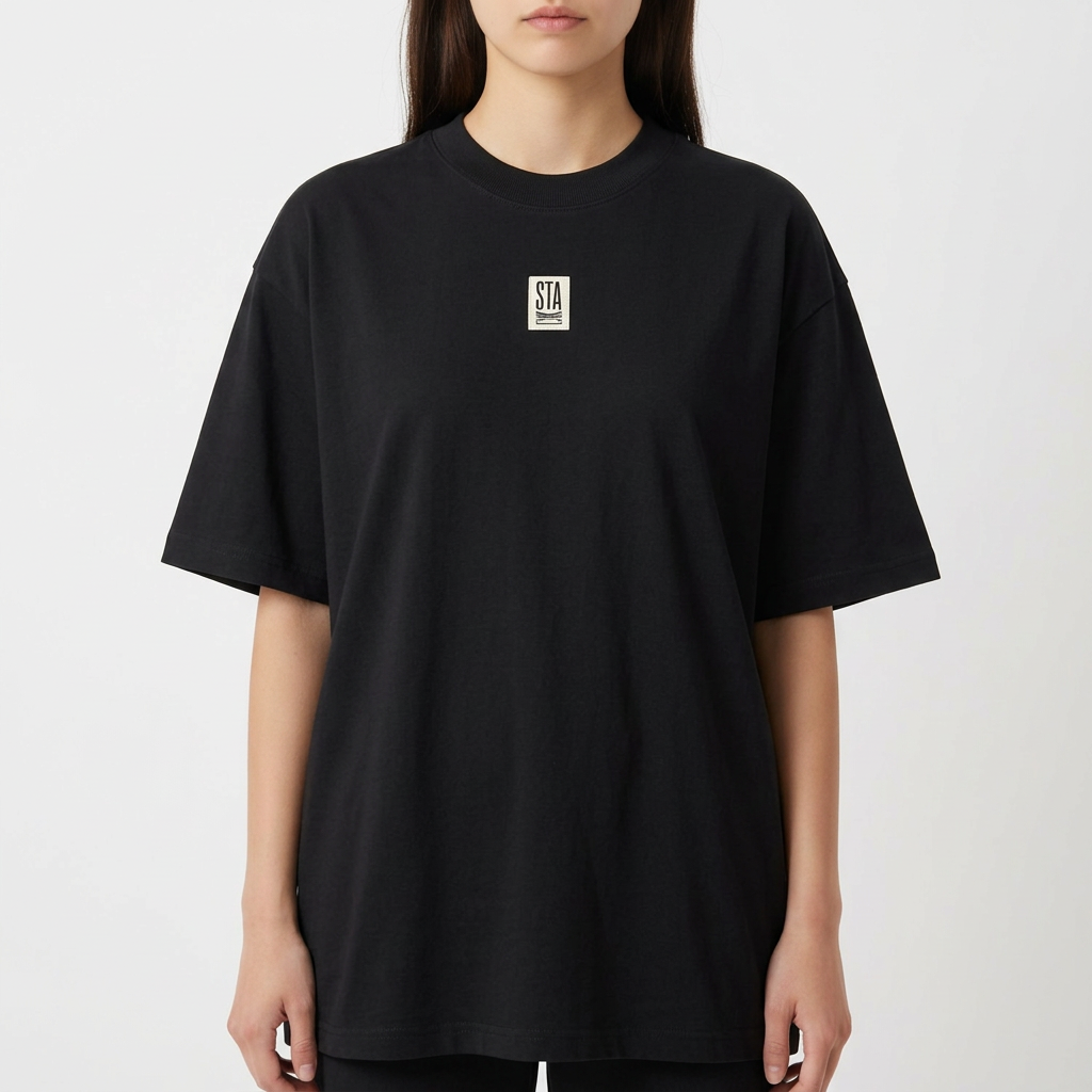 Camiseta com estampa frontal de logotipo vertical minimalista e estampa traseira de texto "Cognitive Overload", imagem digital de rosto e elementos textuais.