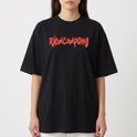 Camiseta com estampa frontal de texto em estilo grafite e estampa traseira de grupo fotográfico sobreposto a texto repetido "BE YOUR OWN REFERENCE".