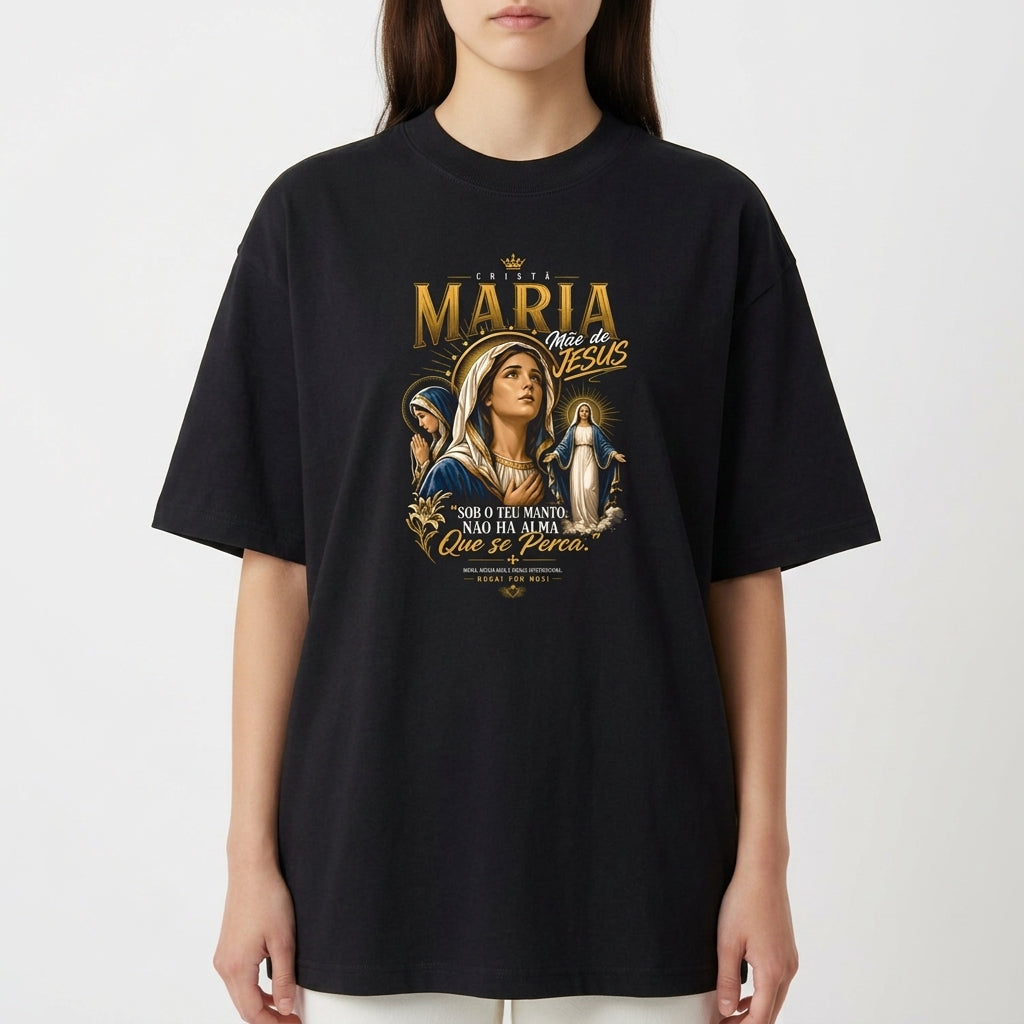 Camiseta com estampa frontal de uma imagem detalhada de Maria, Mãe de Jesus, acompanhada da frase inspiradora sobre proteção e fé.