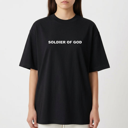 Camiseta com estampa frontal de texto "SOLDIER OF GOD" em tipografia destacada e centralizada.