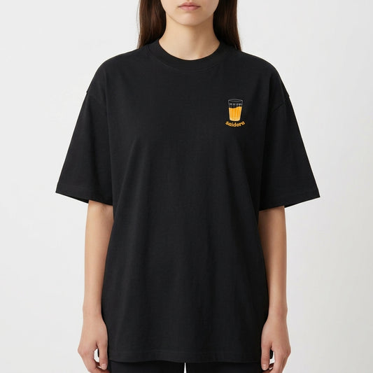 Camiseta com estampa frontal de um copo contendo uma bebida espumante e a palavra "sondero" logo abaixo, em estilo casual e descontraído.