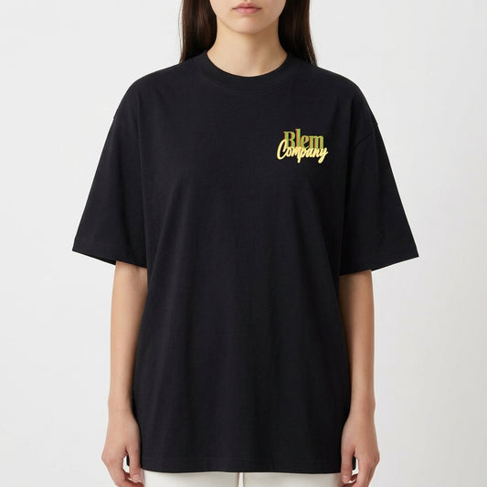 Camiseta com estampa frontal de "Blem Company" estilizado em tipografia mista e estampa traseira de uma cabeça clássica com rodelas de pepino nos olhos.