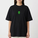 Camiseta com estampa frontal de um crânio pixelado e estampa traseira de um dragão estilizado pixelado acompanhado pela inscrição "Rage Boys".