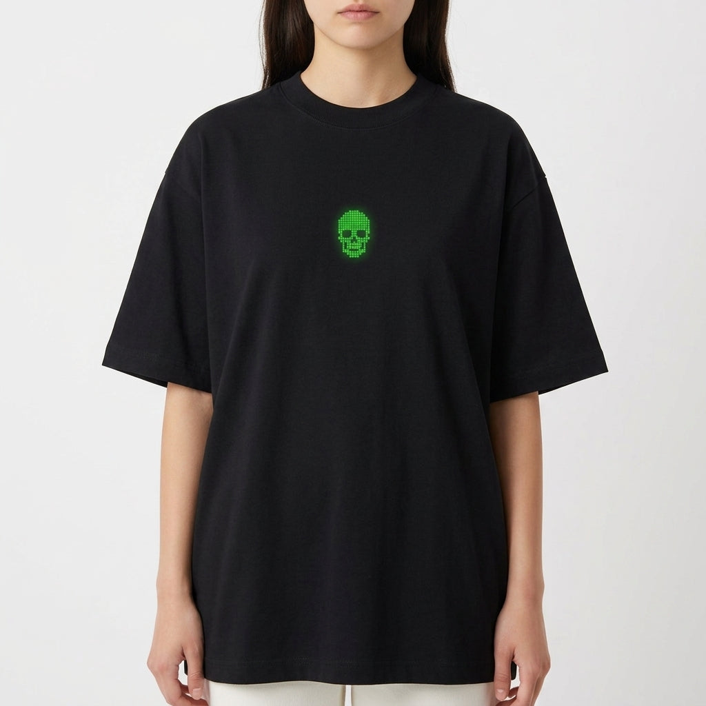 Camiseta com estampa frontal de um crânio pixelado e estampa traseira de um dragão estilizado pixelado acompanhado pela inscrição "Rage Boys".