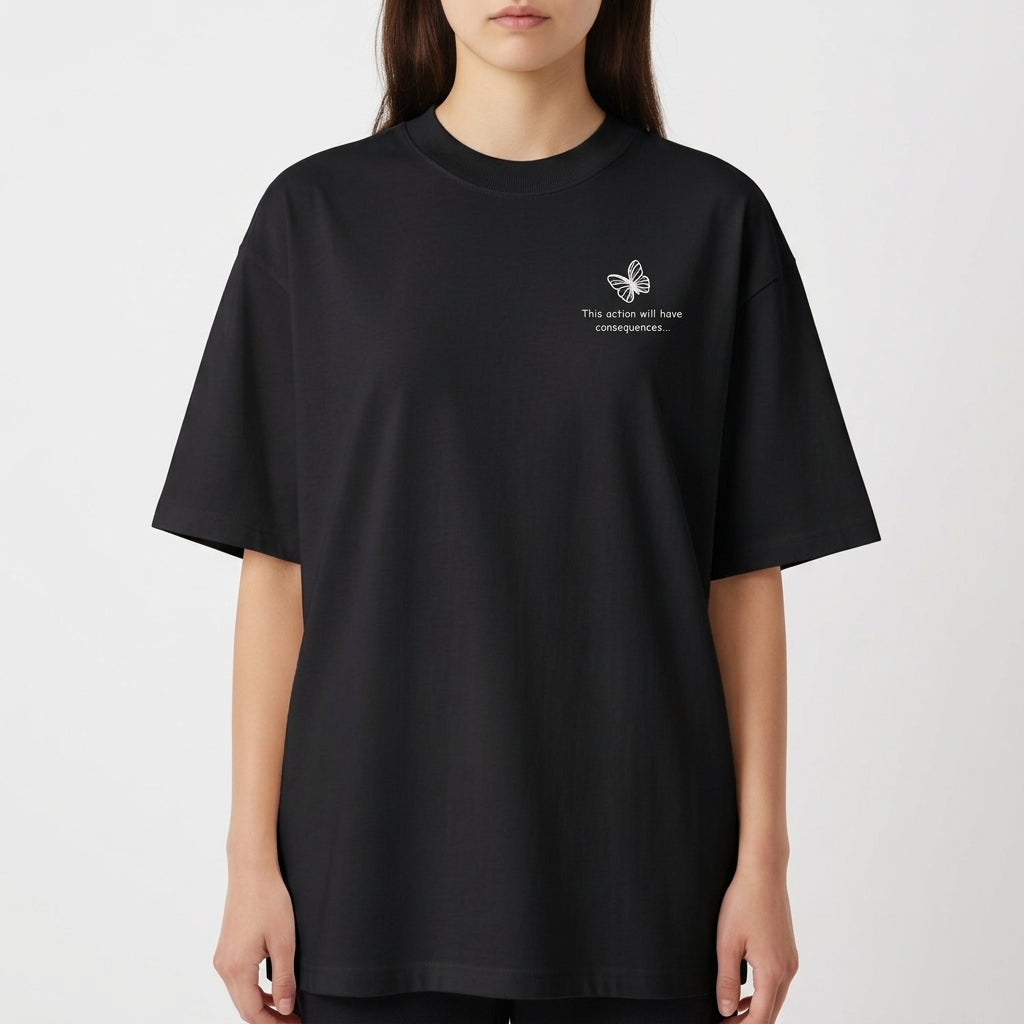 Camiseta com estampa frontal de borboleta pequena e frase "This action will have consequences..." e estampa traseira com figura de pessoa com câmera, texto "STRANGE" em destaque, elementos gráficos e "OREGON 2013".