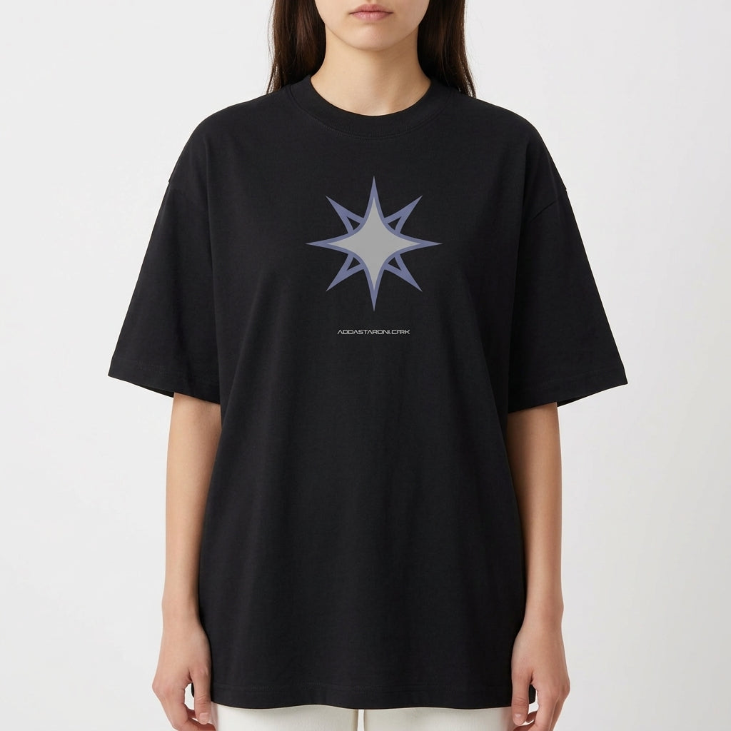 Camiseta com estampa frontal de estrela estilizada de múltiplas pontas com bordas distintas e texto pequeno logo abaixo.