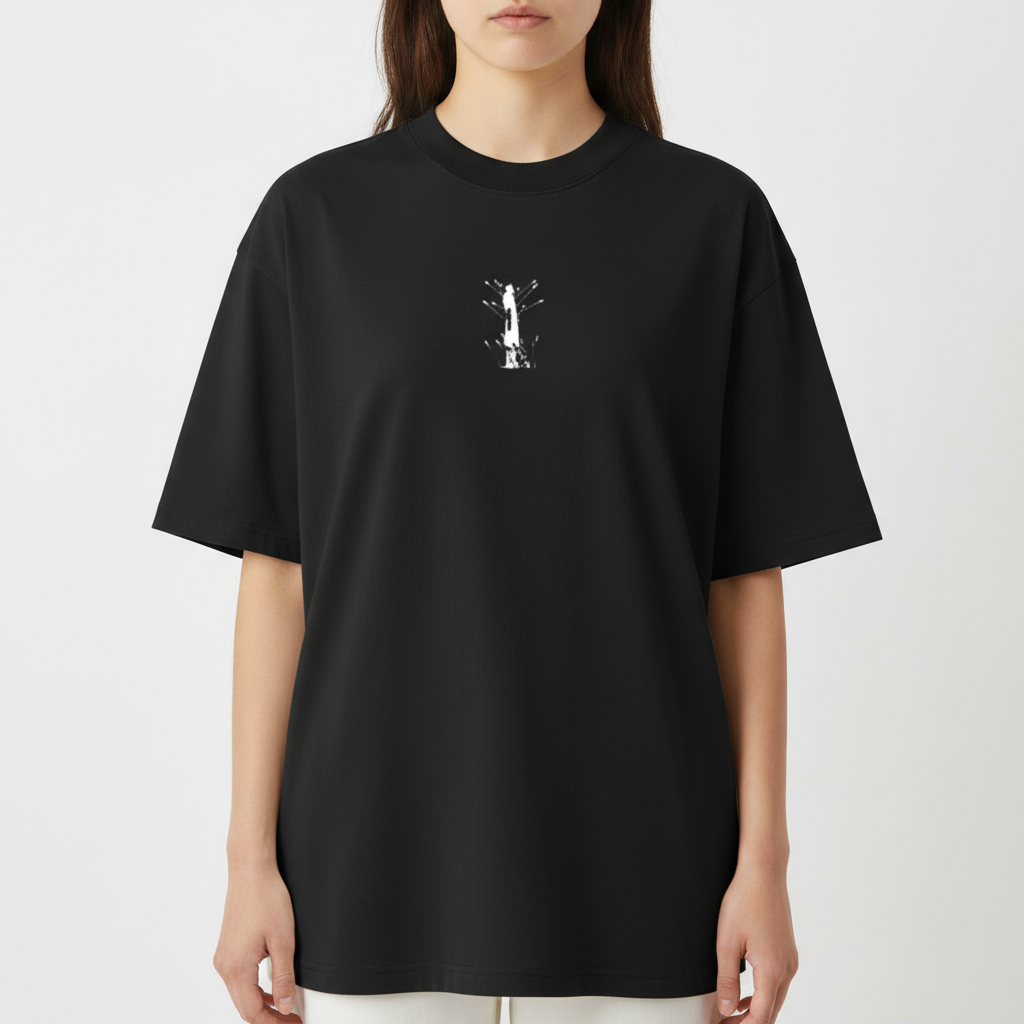 Camiseta com estampa frontal de uma figura com setas cravadas e estampa traseira de quadrinhos, espada, e textos estilo revista com tema medieval.