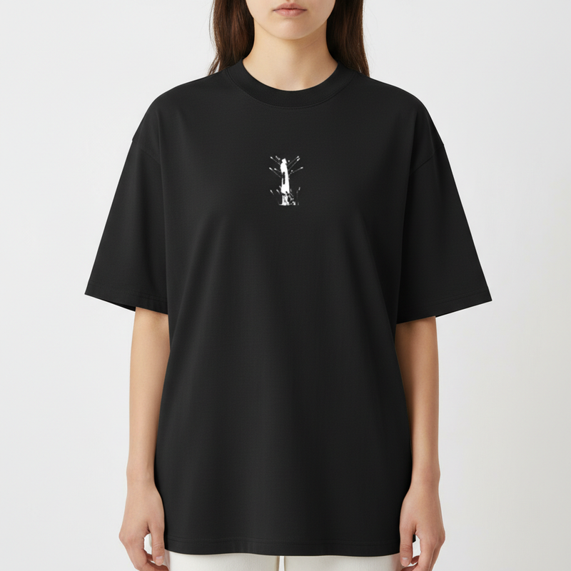 Camiseta com estampa frontal de uma figura com setas cravadas e estampa traseira de quadrinhos, espada, e textos estilo revista com tema medieval.