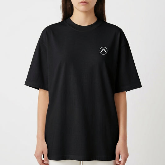 Camiseta com estampa frontal de pequeno emblema circular contendo uma seta direcionada para cima e estampa traseira de grande onda em estilo retrô com sol vermelho.