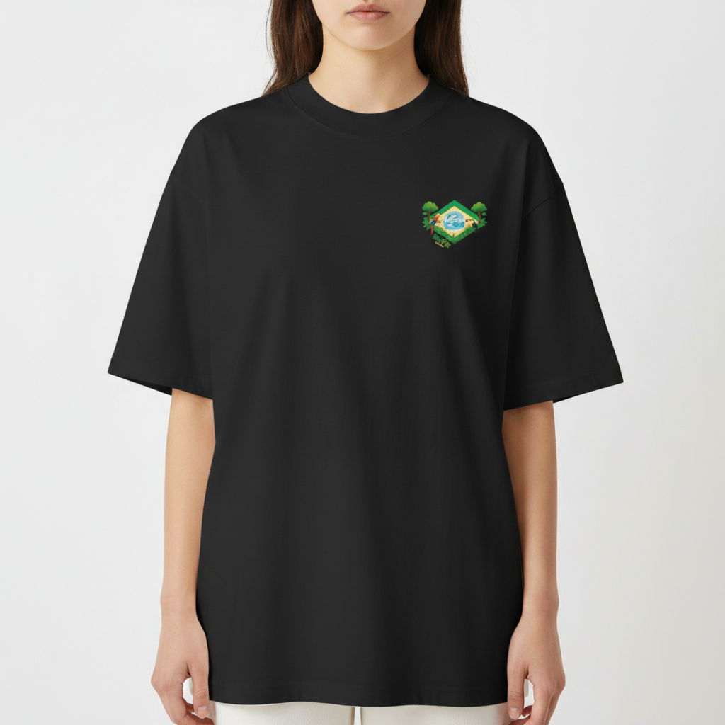 Camiseta com estampa frontal de logo tropical com pássaros e paisagem em destaque e estampa traseira maior mostrando cena de natureza exuberante com araras.