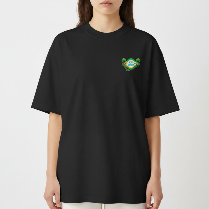 Camiseta com estampa frontal de logo tropical com pássaros e paisagem em destaque e estampa traseira maior mostrando cena de natureza exuberante com araras.