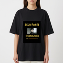 Camiseta com estampa frontal de personagem de cabelo curto em estilo desenho animado com mensagem inspiradora "SEJA FORTE E CORAJOSO" em letras destacadas.