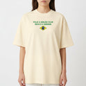 Camiseta com estampa frontal de frase junto a símbolo nacional e estampa traseira de inscrição religiosa seguida pelos números 33 e 12 em destaque.