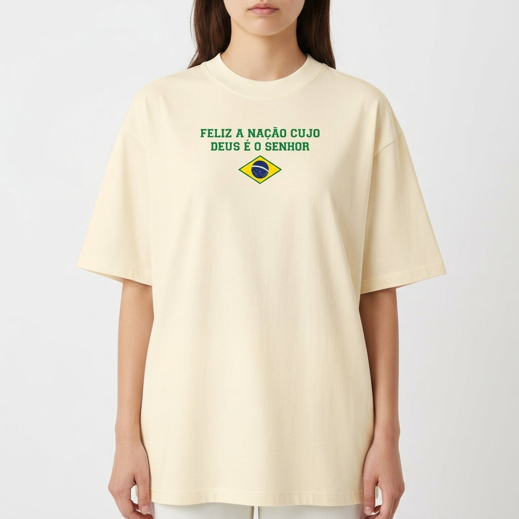 Camiseta com estampa frontal de frase junto a símbolo nacional e estampa traseira de inscrição religiosa seguida pelos números 33 e 12 em destaque.