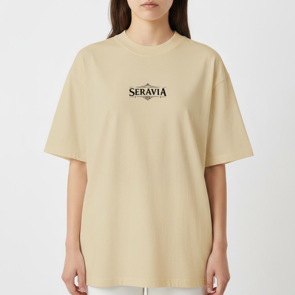 Camiseta com estampa frontal de "Seravia" estilizado e estampa traseira de espadas cruzadas sob asas abertas com símbolo circular no topo.