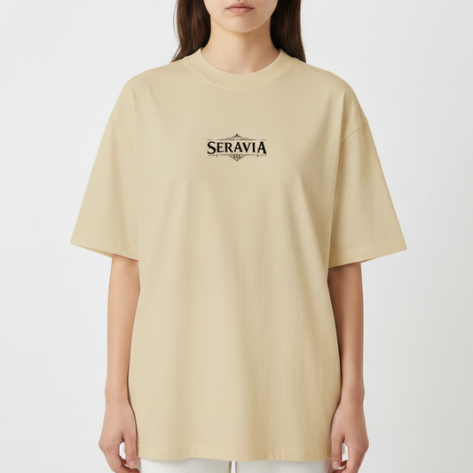 Camiseta com estampa frontal de "Seravia" estilizado e estampa traseira de espadas cruzadas sob asas abertas com símbolo circular no topo.