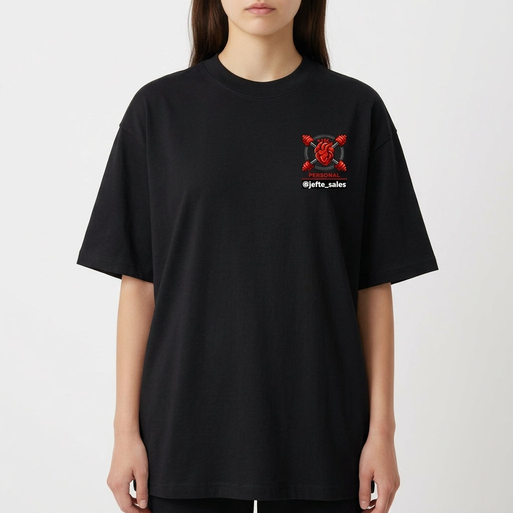Camiseta com estampa frontal de coração entre halteres com "PERSONAL @jefte_sales" e estampa traseira ampliada do mesmo design detalhado.