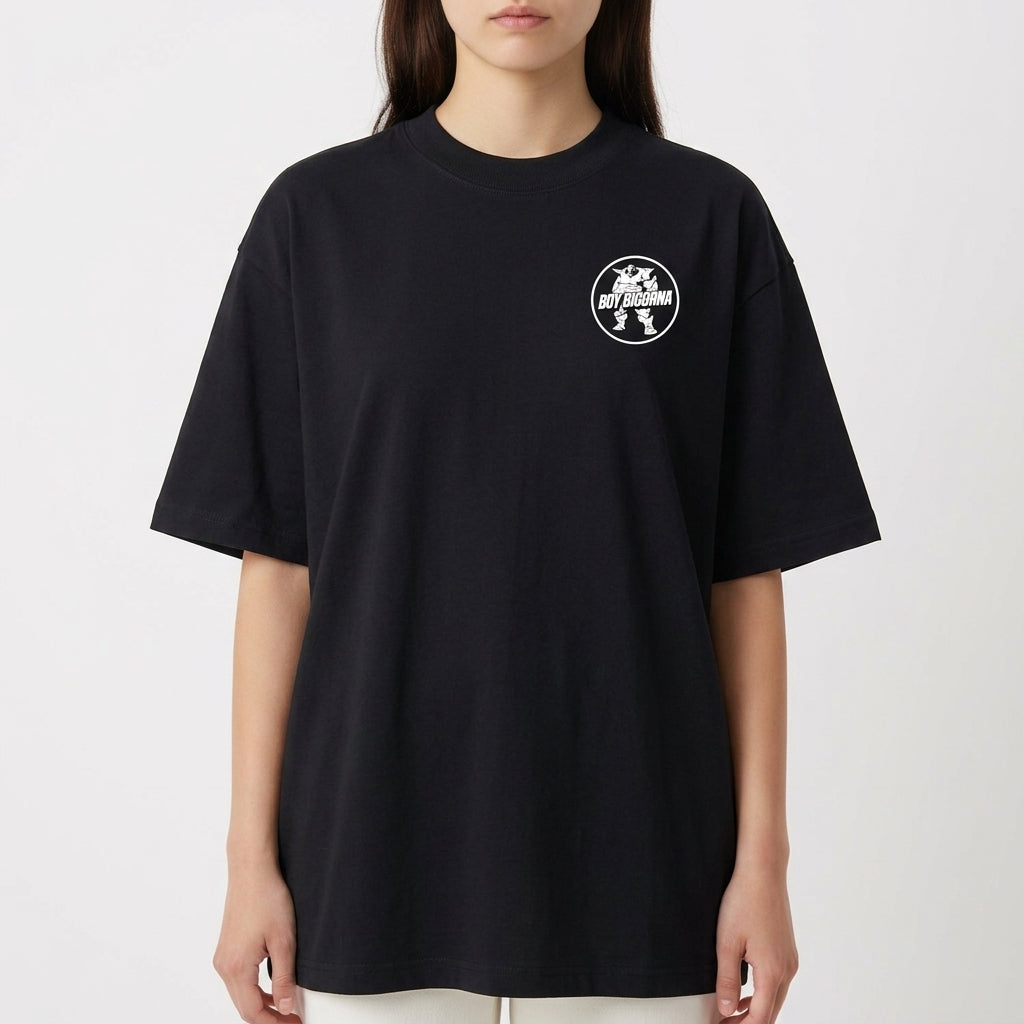 Camiseta com estampa frontal de logotipo com personagem e texto "BOY BIGORNA" e estampa traseira de personagem robótico em pose imponente com nome acima.
