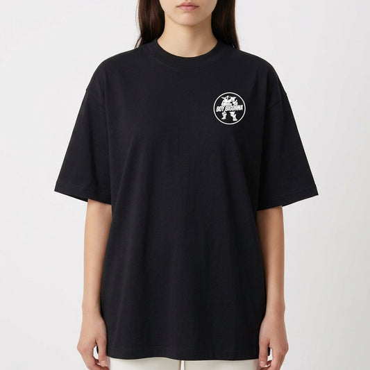 Camiseta com estampa frontal de logotipo com personagem e texto "BOY BIGORNA" e estampa traseira de personagem robótico em pose imponente com nome acima.