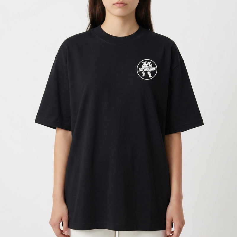 Camiseta com estampa frontal de logotipo com personagem e texto "BOY BIGORNA" e estampa traseira de personagem robótico em pose imponente com nome acima.