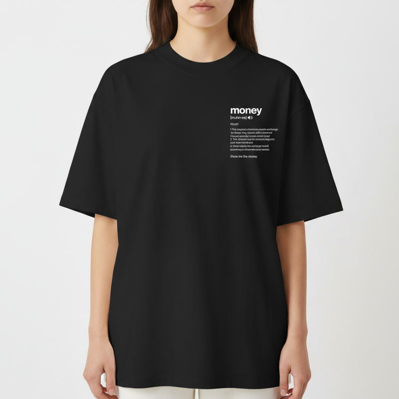 Camiseta com estampa frontal de texto "money" em fonte grande, acompanhado de definição em inglês detalhada e frase "Show me the money" na parte inferior.
