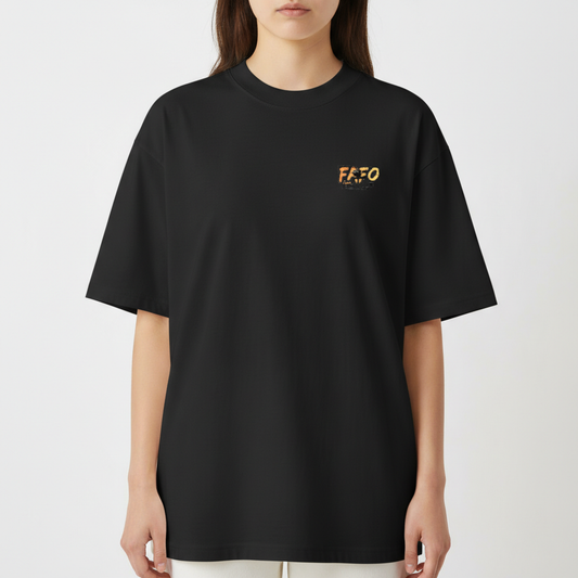 Camiseta com estampa frontal de letras estilizadas "FAFO" e estampa traseira de ilustração com foto central, texto ao redor e helicópteros ao fundo.