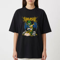 Camiseta com estampa frontal de personagem de cabelos verdes ajoelhada, rodeada por caveiras e elementos góticos, com letras estilizadas acima.