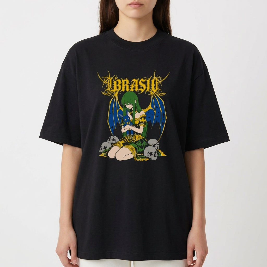 Camiseta com estampa frontal de personagem de cabelos verdes ajoelhada, rodeada por caveiras e elementos góticos, com letras estilizadas acima.