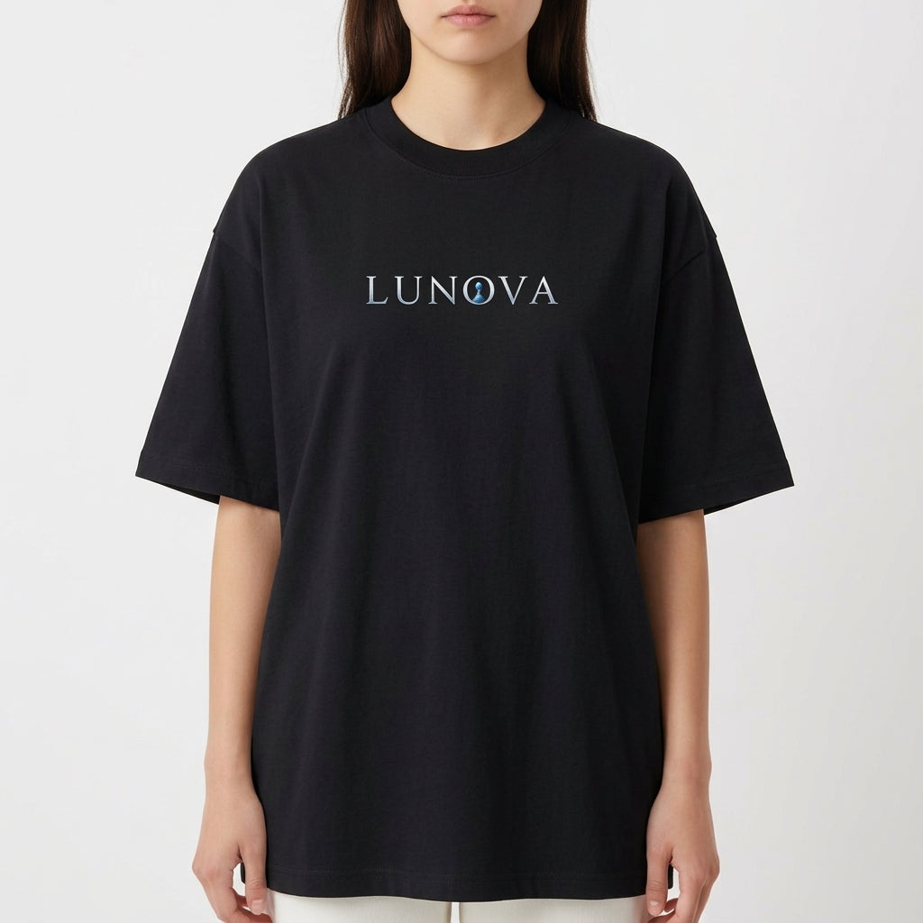 Camiseta com estampa frontal de "LUNOVA" e estampa traseira de rei xadrez detalhado em perfil com coroa, rodeado por peças sobre tabuleiro.