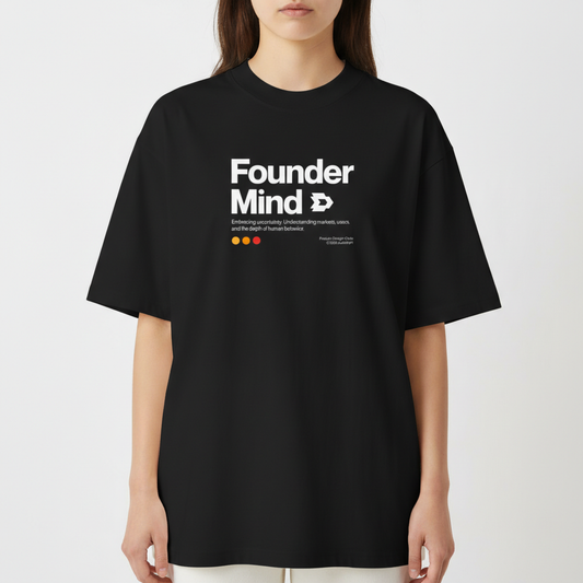 Camiseta com estampa frontal de texto "Founder Mind" seguido por mensagem motivacional e ícones circulares em sequência logo abaixo.