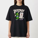 Camiseta com estampa frontal de uma garrafa antropomorfizada com óculos escuros, segurando um cigarro, ao lado de uma cartela de comprimidos sorridente sob a palavra "DESTROY".
