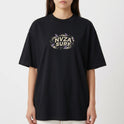Camiseta com estampa frontal de texto centralizado "NVZA SURF" rodeado por um desenho de tubarões que criam forma circular em torno das letras.