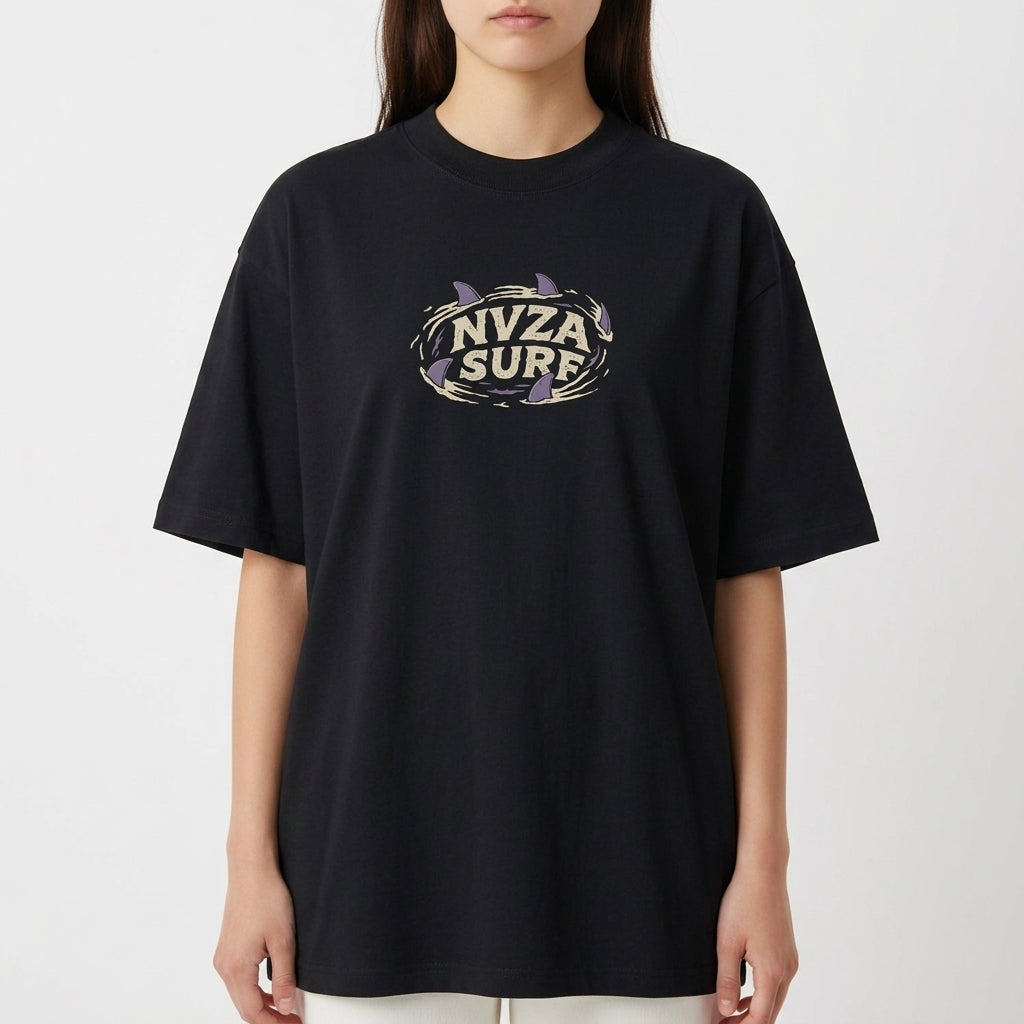 Camiseta com estampa frontal de texto centralizado "NVZA SURF" rodeado por um desenho de tubarões que criam forma circular em torno das letras.