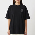 Camiseta com estampa frontal de uma gaiola estilizada acompanhada da palavra "RECORDS" em letras pequenas, criando um design minimalista e moderno.