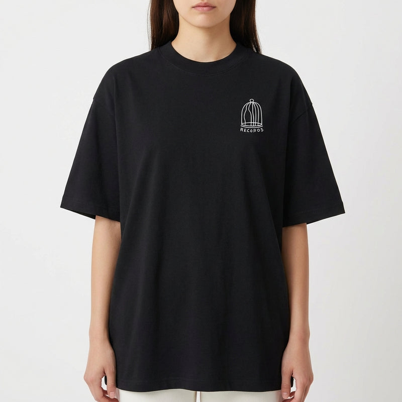 Camiseta com estampa frontal de uma gaiola estilizada acompanhada da palavra "RECORDS" em letras pequenas, criando um design minimalista e moderno.