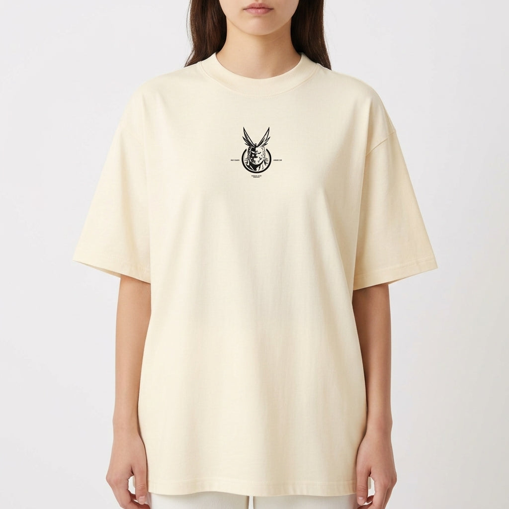 Camiseta com estampa frontal de um emblema listrado com asas e rosto e estampa traseira de personagem musculoso com traços de mangá e texto em japonês.