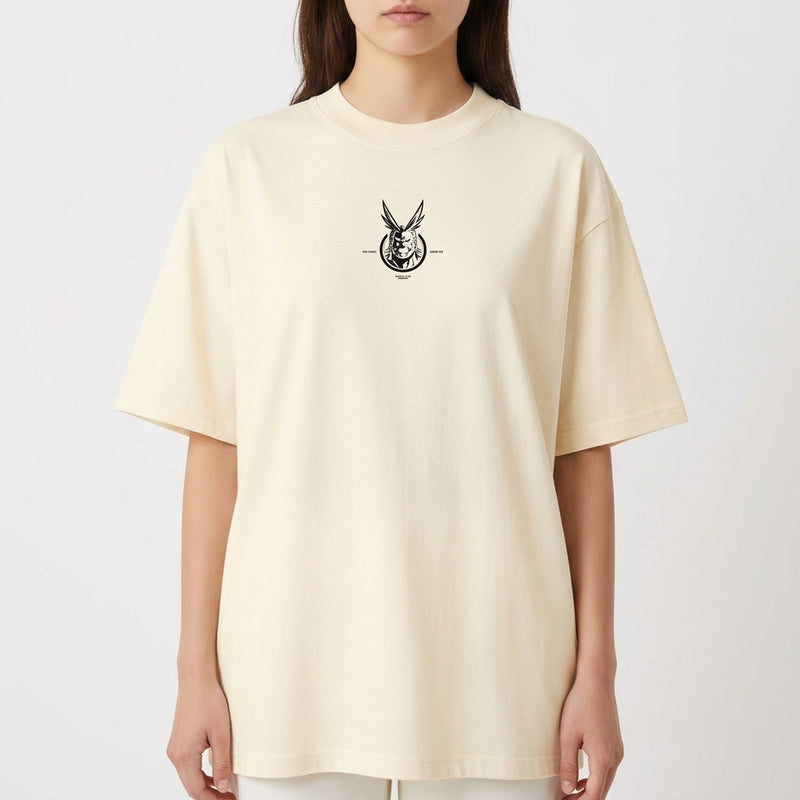 Camiseta com estampa frontal de um emblema listrado com asas e rosto e estampa traseira de personagem musculoso com traços de mangá e texto em japonês.