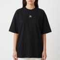 Camiseta com estampa frontal de pequeno símbolo abstrato e estampa traseira de guerreiro nórdico detalhado com capacete e barba, acompanhado do texto "Rise Einherjar!".