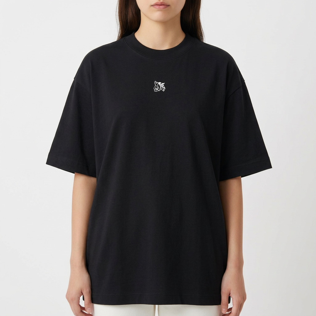Camiseta com estampa frontal de pequeno símbolo abstrato e estampa traseira de guerreiro nórdico detalhado com capacete e barba, acompanhado do texto "Rise Einherjar!".