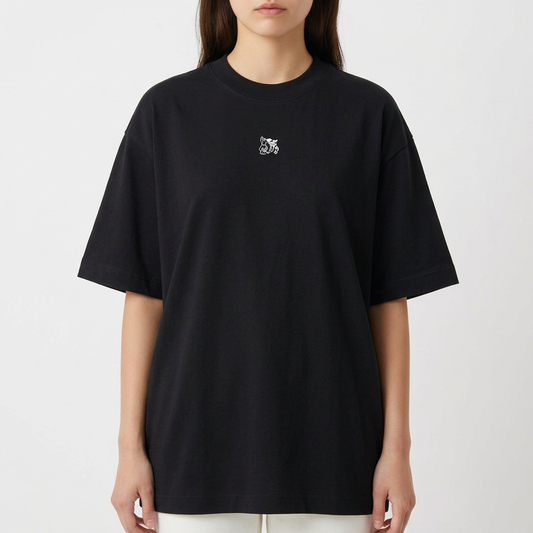 Camiseta com estampa frontal de pequeno símbolo abstrato e estampa traseira de guerreiro nórdico detalhado com capacete e barba, acompanhado do texto "Rise Einherjar!".