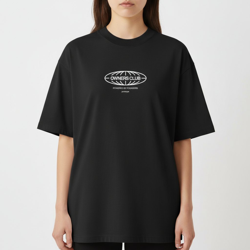 Camiseta com estampa frontal de logotipo oval com palavras "OWNERS CLUB" e "POWERED BY FOUNDERS", acompanhadas por linhas curvas e texto adicional.