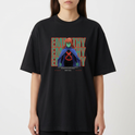 Camiseta com estampa frontal de personagem de capa azul sobre fundo com repetição da palavra "EMPATHY". Texto adicional na parte inferior da imagem.