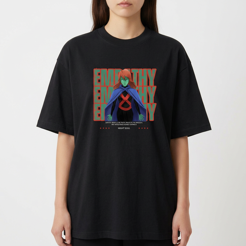 Camiseta com estampa frontal de personagem de capa azul sobre fundo com repetição da palavra "EMPATHY". Texto adicional na parte inferior da imagem.