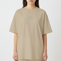 Camiseta com estampa frontal de texto pequeno "Sharing Memories, Full Clothing" e estampa traseira de menino segurando garrafa, com texto "Sharing Memories".