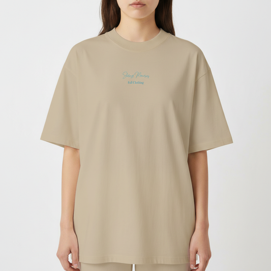 Camiseta com estampa frontal de texto pequeno "Sharing Memories, Full Clothing" e estampa traseira de menino segurando garrafa, com texto "Sharing Memories".