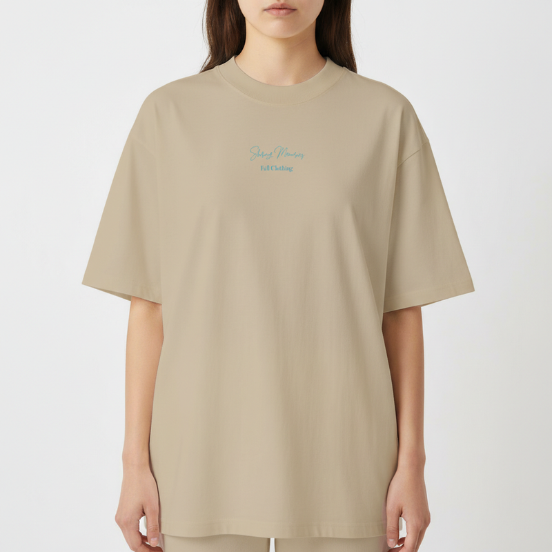 Camiseta com estampa frontal de texto pequeno "Sharing Memories, Full Clothing" e estampa traseira de menino segurando garrafa, com texto "Sharing Memories".