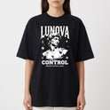 Camiseta com estampa frontal de busto de escultura clássica sob palavras estilizadas e símbolos gráficos dispersos, acompanhada de frase impactante.
