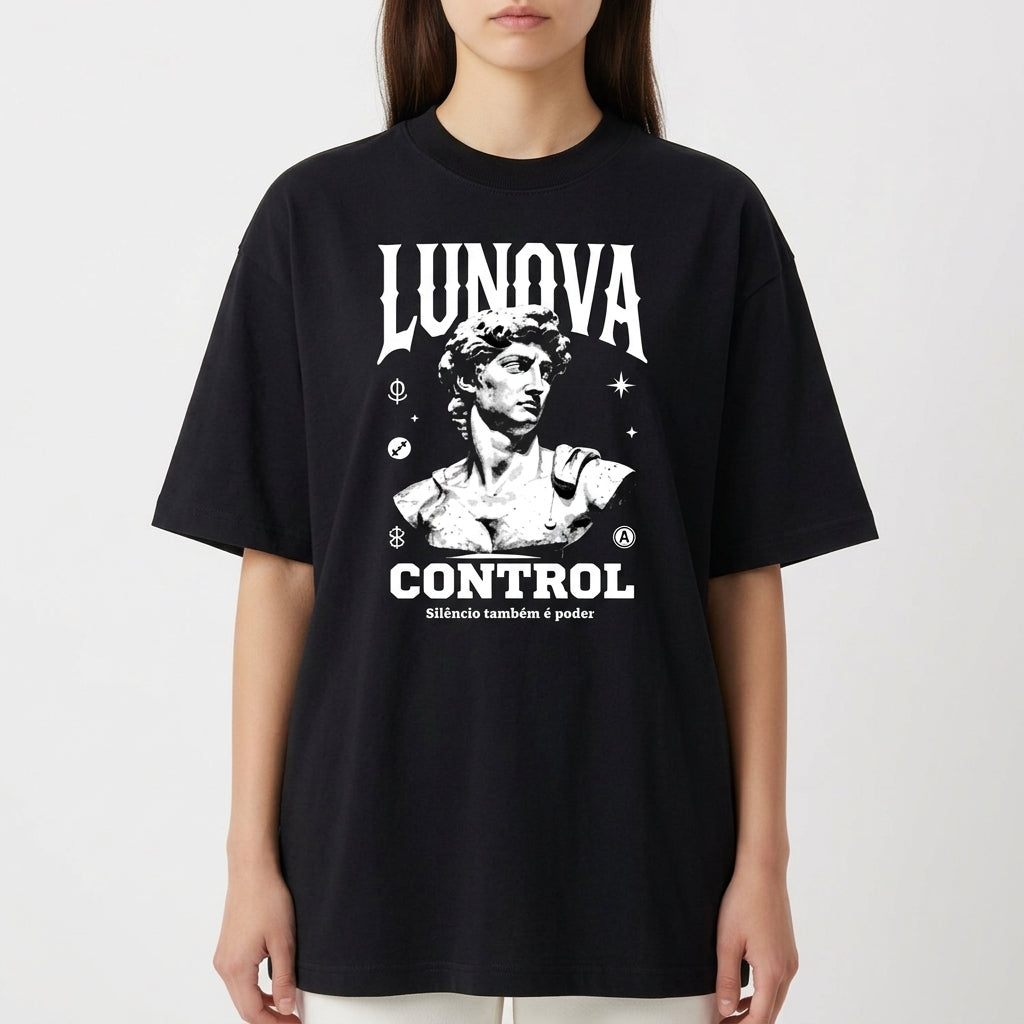 Camiseta com estampa frontal de busto de escultura clássica sob palavras estilizadas e símbolos gráficos dispersos, acompanhada de frase impactante.